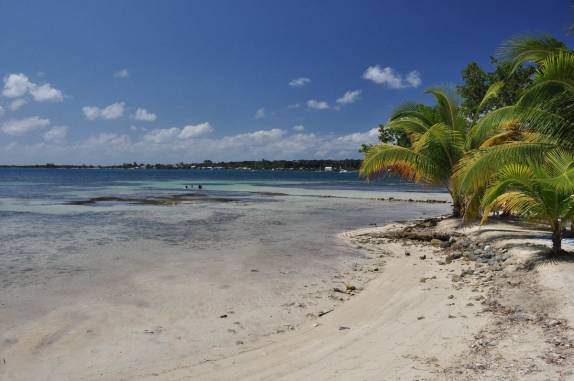 A bela Bando Beach, praia privada em Utila, ilha no litoral norte de Honduras